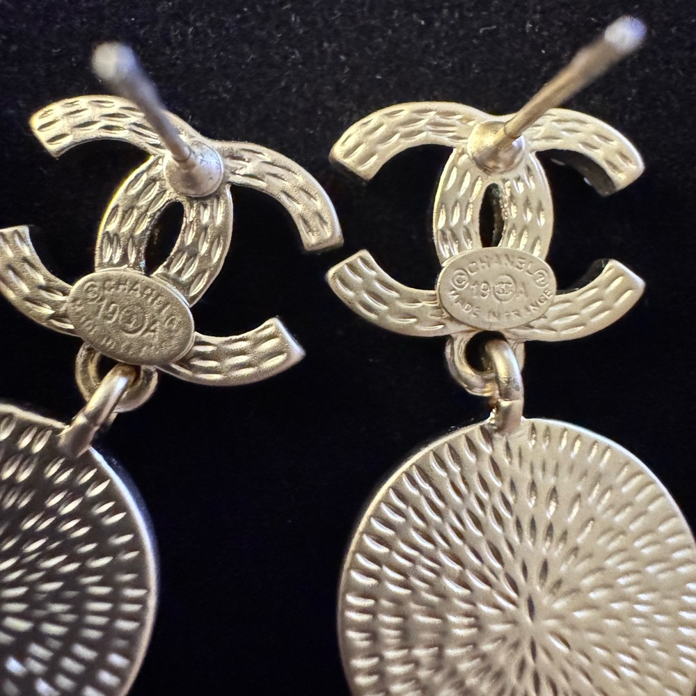 CHANEL MATTE GOLD VINTAGE EARRINGS - Picture 3 of 3